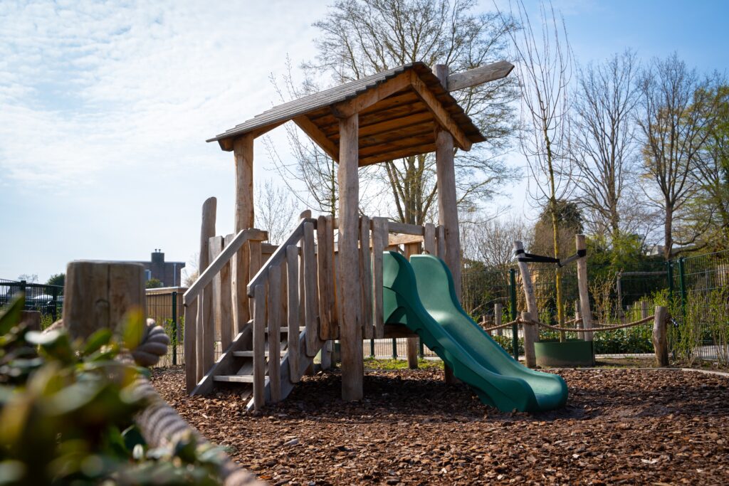 houten speeltuin schoolplein bso kinderopvang basisschool houten schoolplein speelomgeving natuurlijk duurzaam
