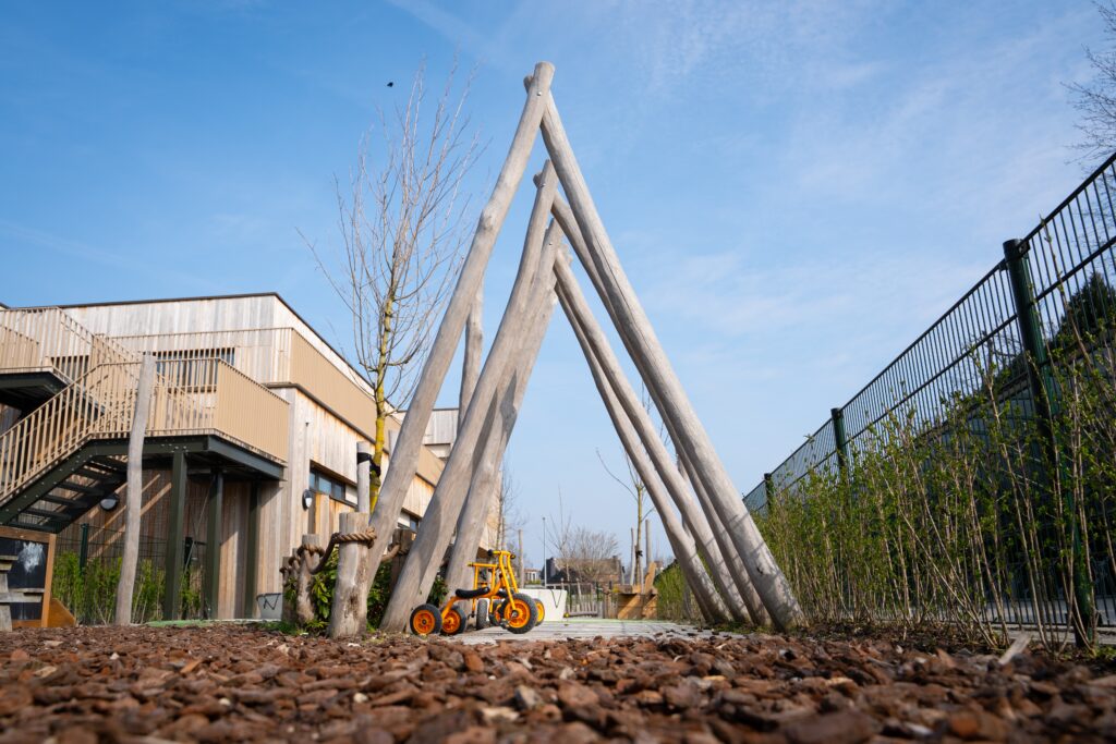 houten speeltuin schoolplein bso kinderopvang basisschool houten schoolplein speelomgeving natuurlijk duurzaam