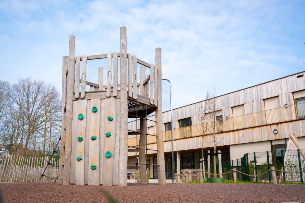 houten speeltuin schoolplein bso kinderopvang basisschool houten schoolplein speelomgeving natuurlijk duurzaam
