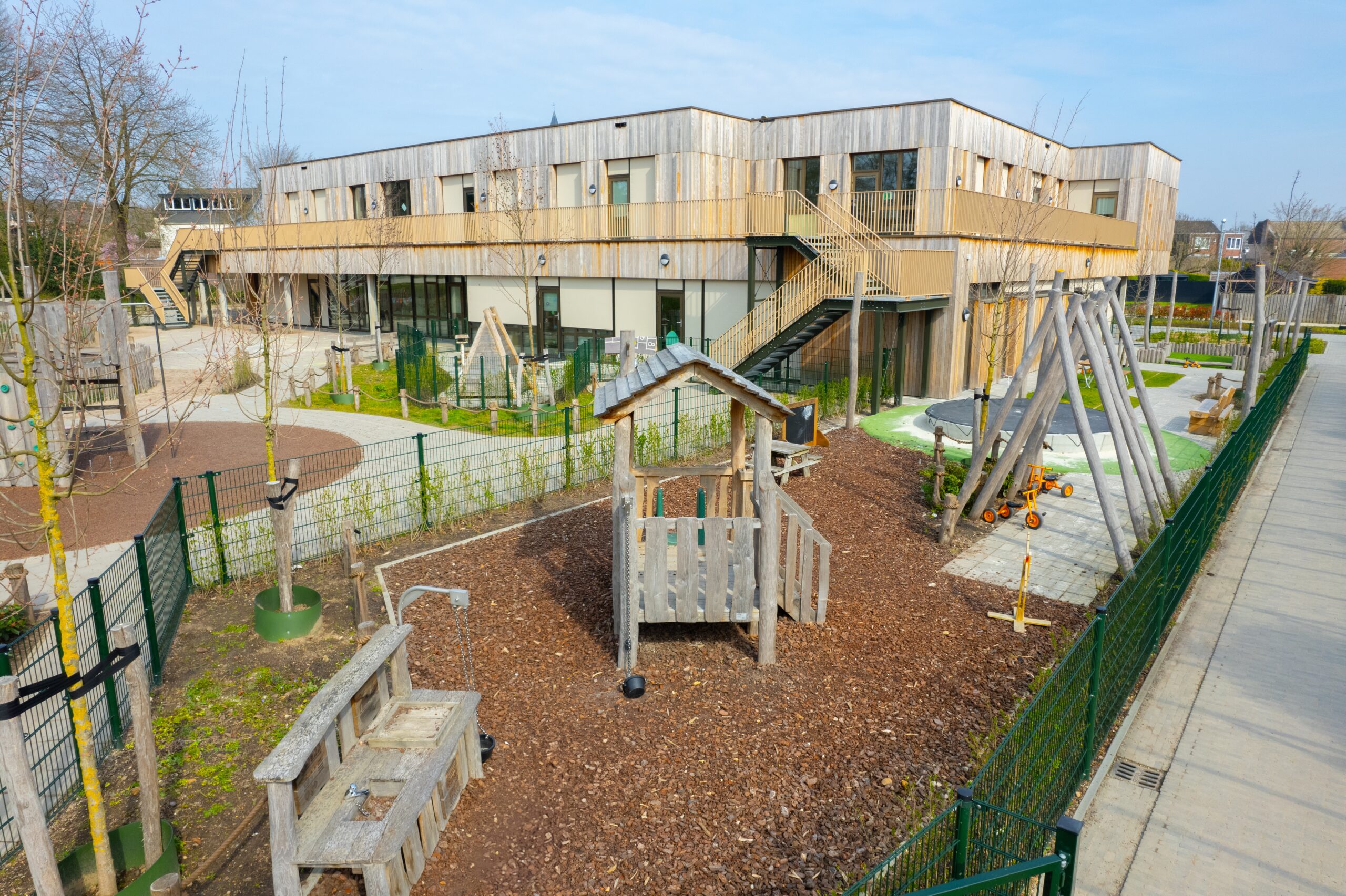 houten speeltuin schoolplein bso kinderopvang basisschool houten schoolplein speelomgeving natuurlijk duuzaam