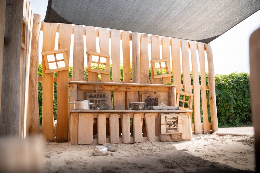 speeltuin speelplein duurzame speeltuin kinderdagverblijf houten speeltuin schoolplein speelplein voor kleine kinderen duurzaam hout Nederland speeltuin Nederland speelhuisje hout houten speeltoestellen duurzame houten speeltoestellen duurzame speeltuin speelplein schoolplein kinderdagverblijf speeltuin hout