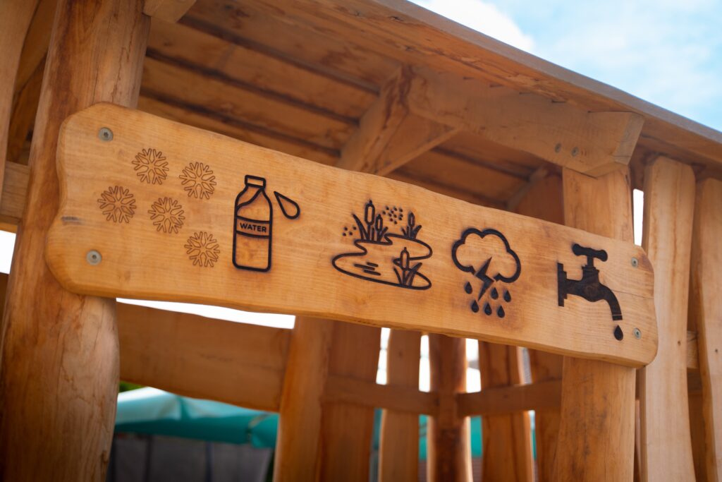 speeltuin speelplein duurzame speeltuin kinderdagverblijf houten speeltuin schoolplein speelplein voor kleine kinderen duurzaam hout Nederland speeltuin Nederland speelhuisje hout houten speeltoestellen duurzame houten speeltoestellen duurzame speeltuin speelplein schoolplein kinderdagverblijf speeltuin hout