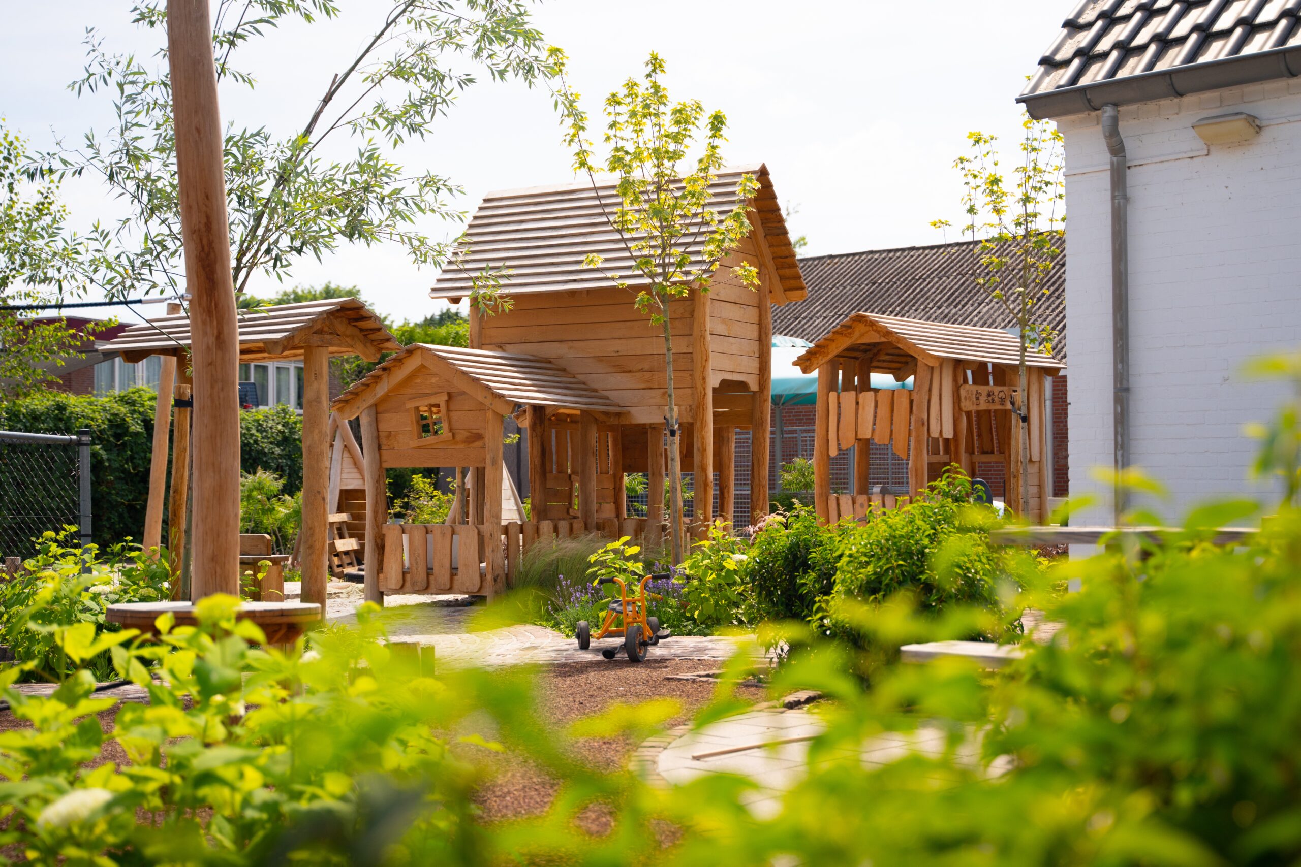 speeltuin speelplein duurzame speeltuin kinderdagverblijf houten speeltuin schoolplein speelplein voor kleine kinderen duurzaam hout Nederland speeltuin Nederland speelhuisje hout houten speeltoestellen duurzame houten speeltoestellen duurzame speeltuin speelplein schoolplein kinderdagverblijf speeltuin hout