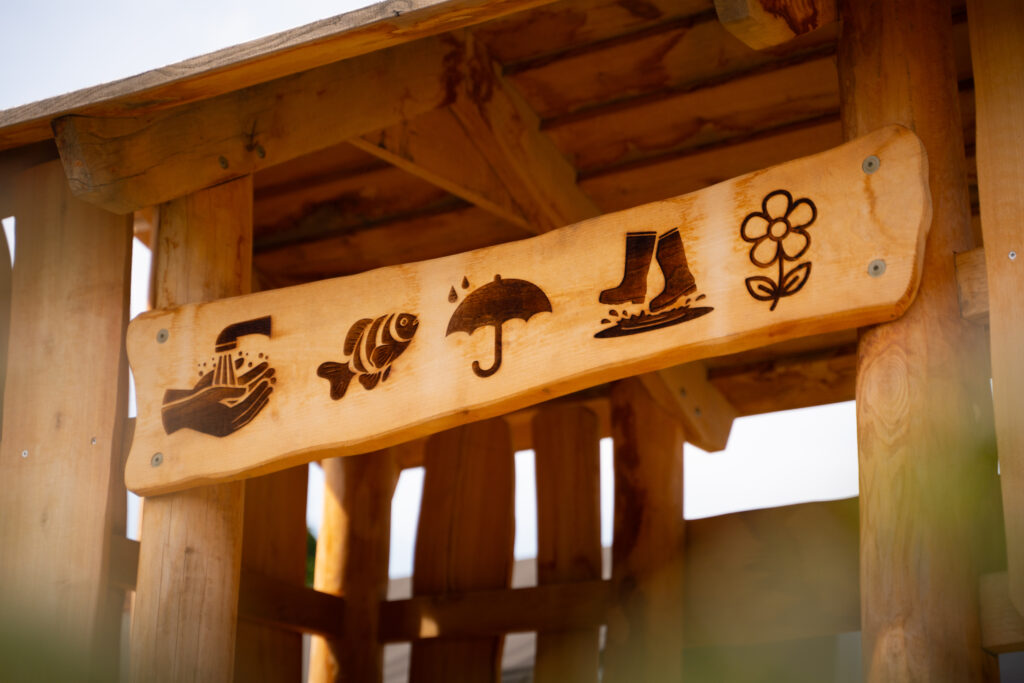 speeltuin speelplein duurzame speeltuin kinderdagverblijf houten speeltuin schoolplein speelplein voor kleine kinderen duurzaam hout Nederland speeltuin Nederland speelhuisje hout houten speeltoestellen duurzame houten speeltoestellen duurzame speeltuin speelplein schoolplein kinderdagverblijf speeltuin hout